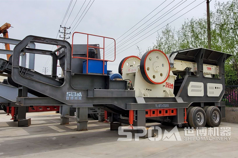輪胎式顎破移動碎石機，配置顎破的移動碎石機